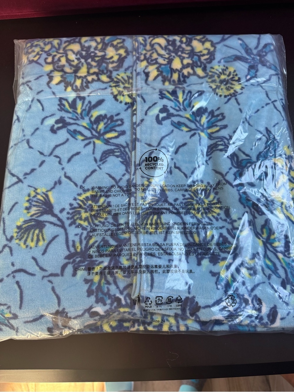 Lilly Pulitzer Beach Towel in BELLEVUE BLUE BREAKERS BEACH GWP - Picture 4 of 6
